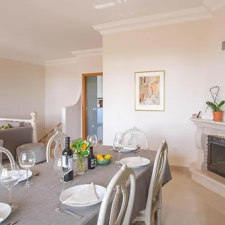 Villa K, Mira Luz