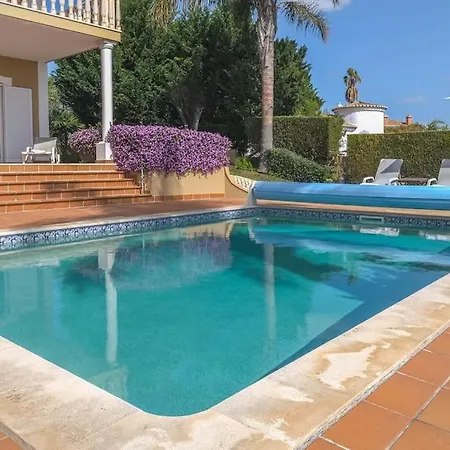 K, Mira Villa Luz