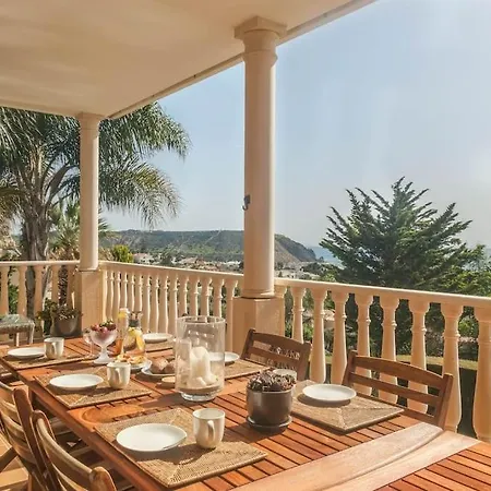 K, Mira Villa Luz